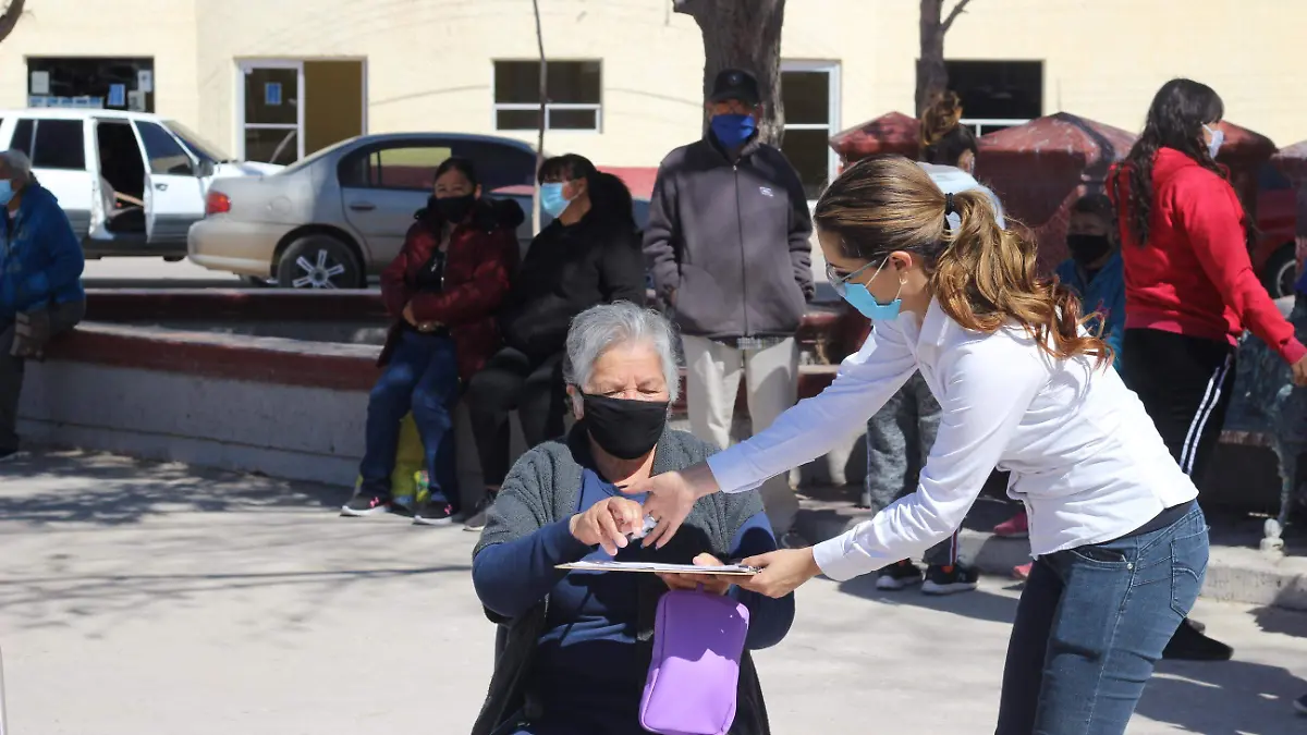 Adulta Mayor entegando cuestionario para despensa a representante del Estado 